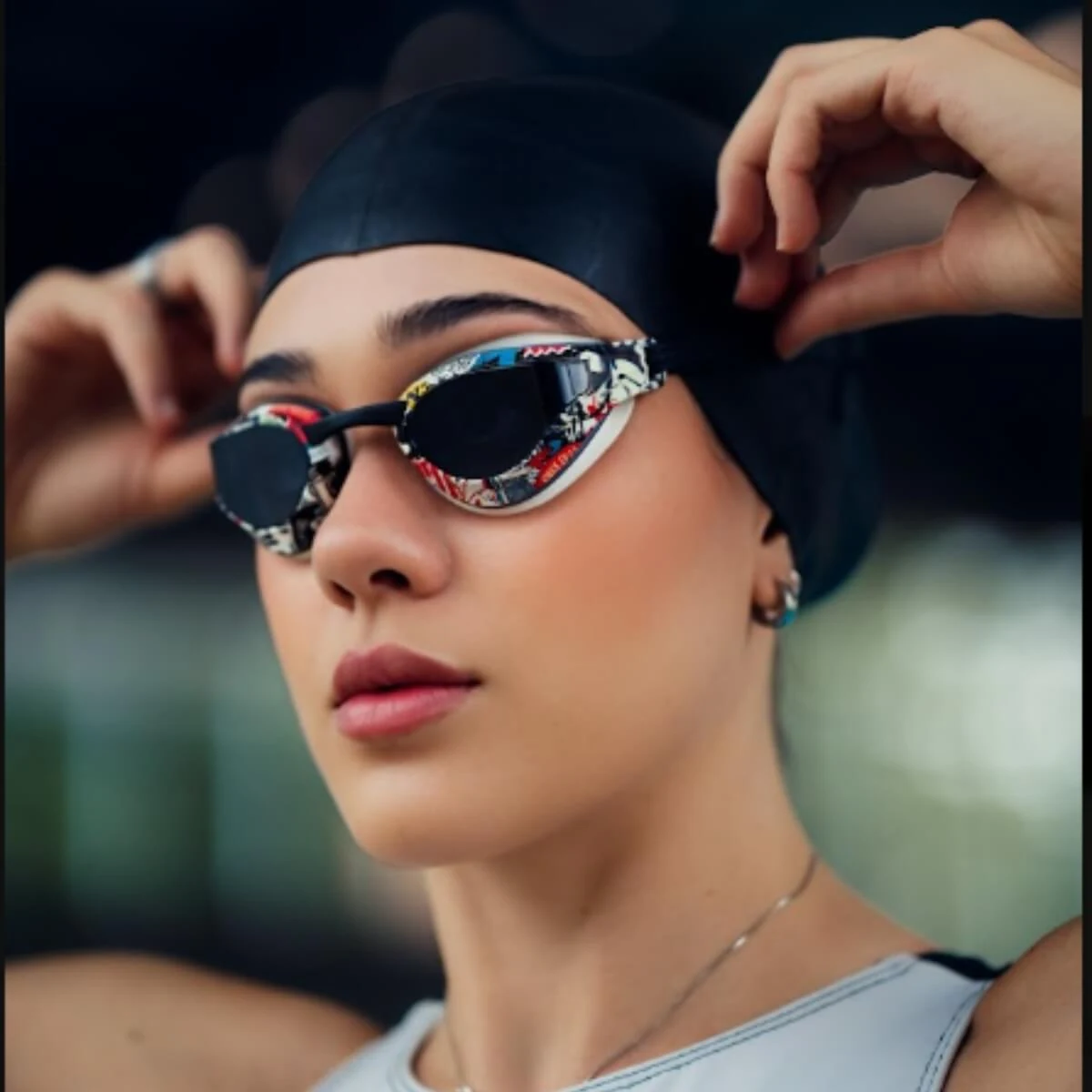 Nadadora usando óculos TRYDE Swag Graffiti